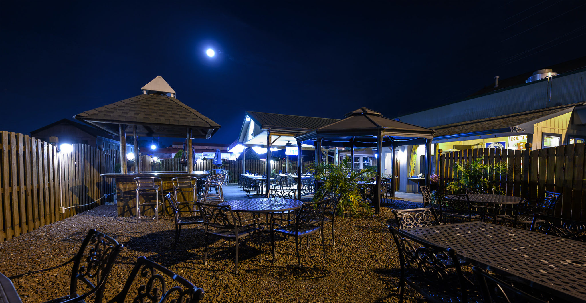 Entertainment Ellery's Grill and Pub